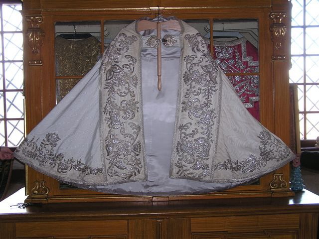 Manteau Lithurgique fait avec la Robe de Mariée de Sissi 004